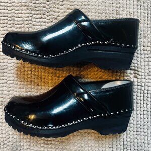 Troentorp Closed Back Black Clogs